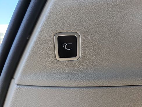 Used 2024 Chrysler Pacifica Touring-L image 14