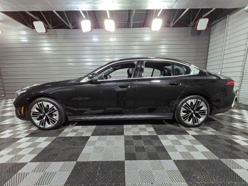 Used 2025 BMW 530i xDrive w/ Premium Package image 8