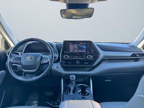 Used 2022 Toyota Highlander XLE image 10