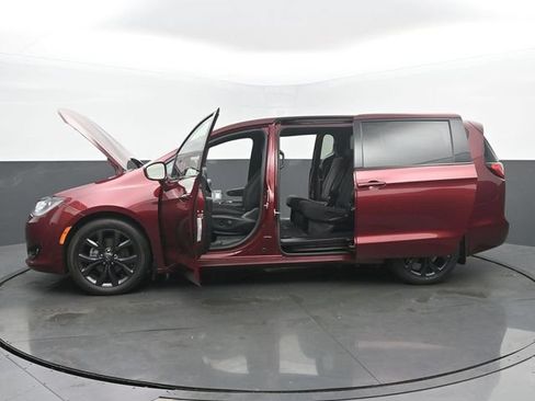 Used 2020 Chrysler Pacifica Touring w/ S Appearance Package FWD image 53