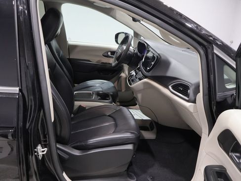 Used 2024 Chrysler Pacifica Touring-L FWD image 28