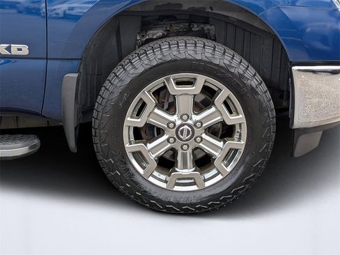 Used 2018 Nissan Titan SL w/ Chrome Package image 11