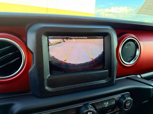 Used 2019 Jeep Wrangler Unlimited Sahara image 22