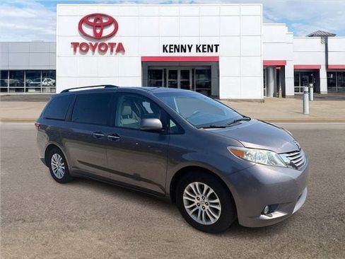 Used 2017 Toyota Sienna XLE Premium FWD image 1