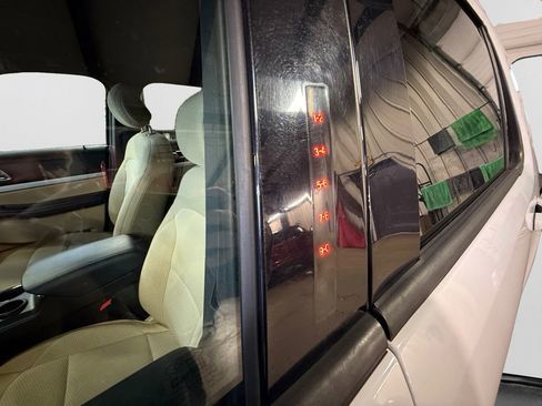 Used 2017 Ford Explorer XLT image 12