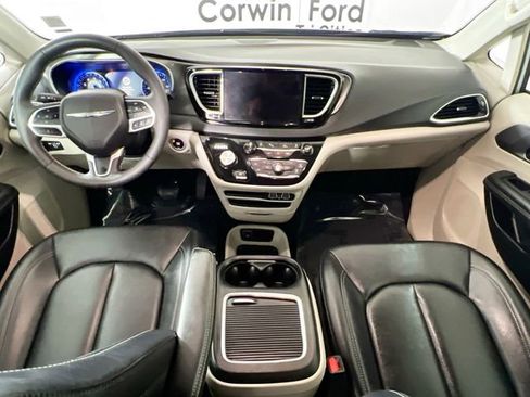 Used 2024 Chrysler Pacifica Touring-L image 9