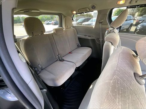 Used 2017 Toyota Sienna LE w/ Outdoor Package FWD image 17