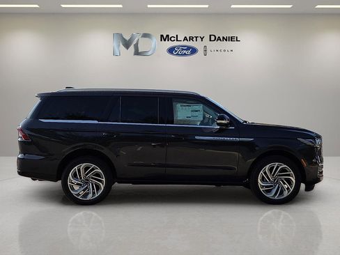 New 2025 Lincoln Navigator Reserve image 6