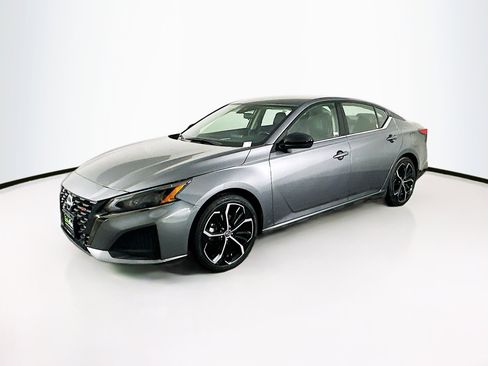 Used 2024 Nissan Altima 2.5 SR image 3