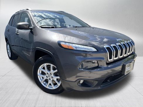 Used 2016 Jeep Cherokee Latitude w/ Cold Weather Group AWD/4WD image 3