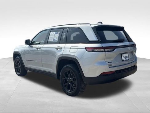 Used 2025 Jeep Grand Cherokee Altitude AWD/4WD image 32