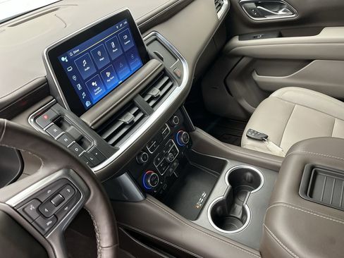 Used 2023 Chevrolet Suburban LT w/ Luxury Package image 18