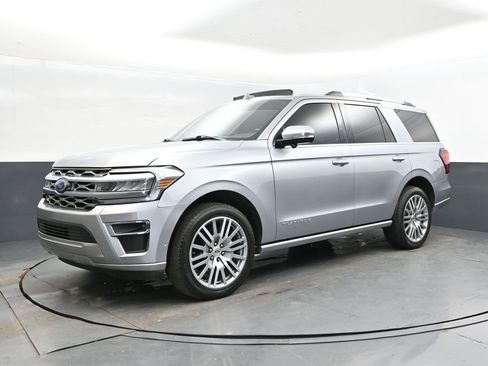 Used 2024 Ford Expedition Platinum image 3