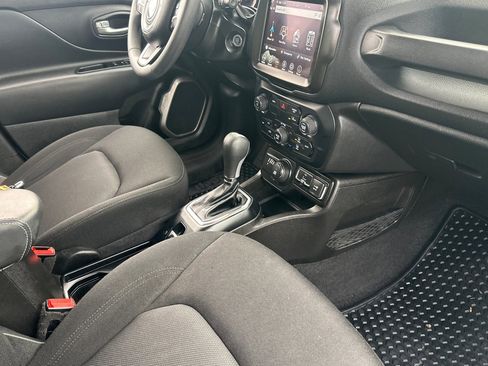 Used 2023 Jeep Renegade Latitude image 16