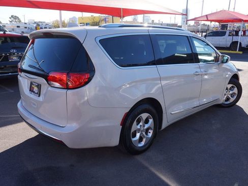 Used 2017 Chrysler Pacifica Touring-L Plus image 6