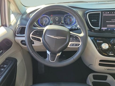 Used 2022 Chrysler Pacifica Touring-L FWD image 12