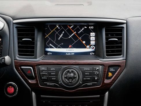 Used 2018 Nissan Pathfinder Platinum image 11