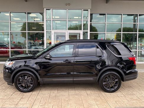 Used 2018 Ford Explorer XLT w/ Equipment Group 202A AWD/4WD image 4