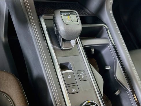 Used 2023 Nissan Pathfinder Platinum AWD/4WD image 17