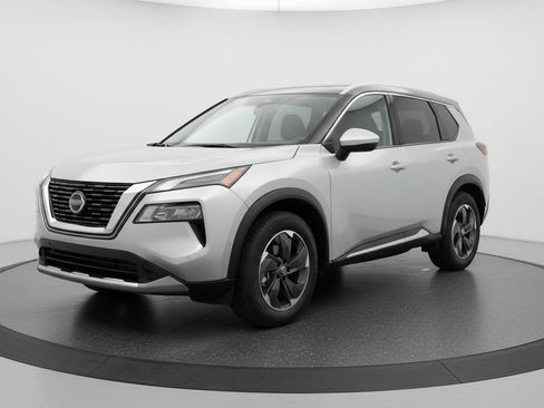 Used 2025 Nissan Rogue SV image 3