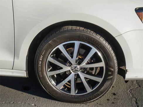 Used 2017 Volkswagen Jetta SE image 9