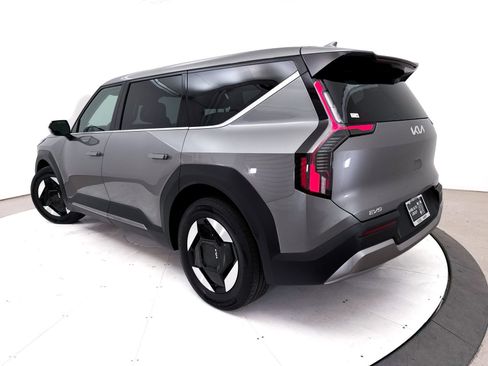 Certified 2024 Kia EV9 Light Long Range RWD image 2
