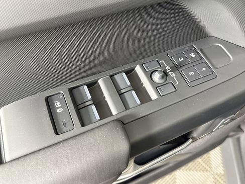 New 2026 Land Rover Defender 110 X-Dynamic SE image 11