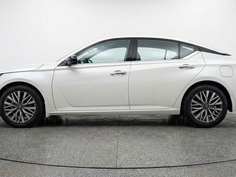 Used 2025 Nissan Altima 2.5 SV image 5