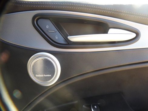 Used 2022 Alfa Romeo Stelvio Veloce image 22