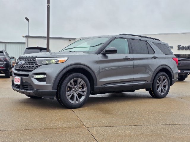 Used 2023 Ford Explorer XLT w/ Equipment Group 202A AWD/4WD image 3