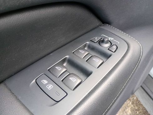 Used 2025 Volvo V60 B5 Cross Country Plus image 11
