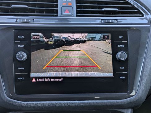 Used 2021 Volkswagen Tiguan SE image 13