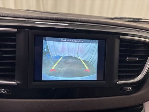 Used 2019 Chrysler Pacifica Touring-L FWD image 16