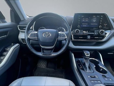 Used 2022 Toyota Highlander XLE AWD/4WD image 8