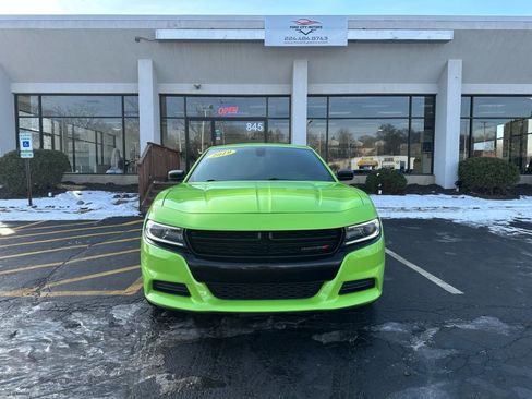 Used 2019 Dodge Charger SXT image 2