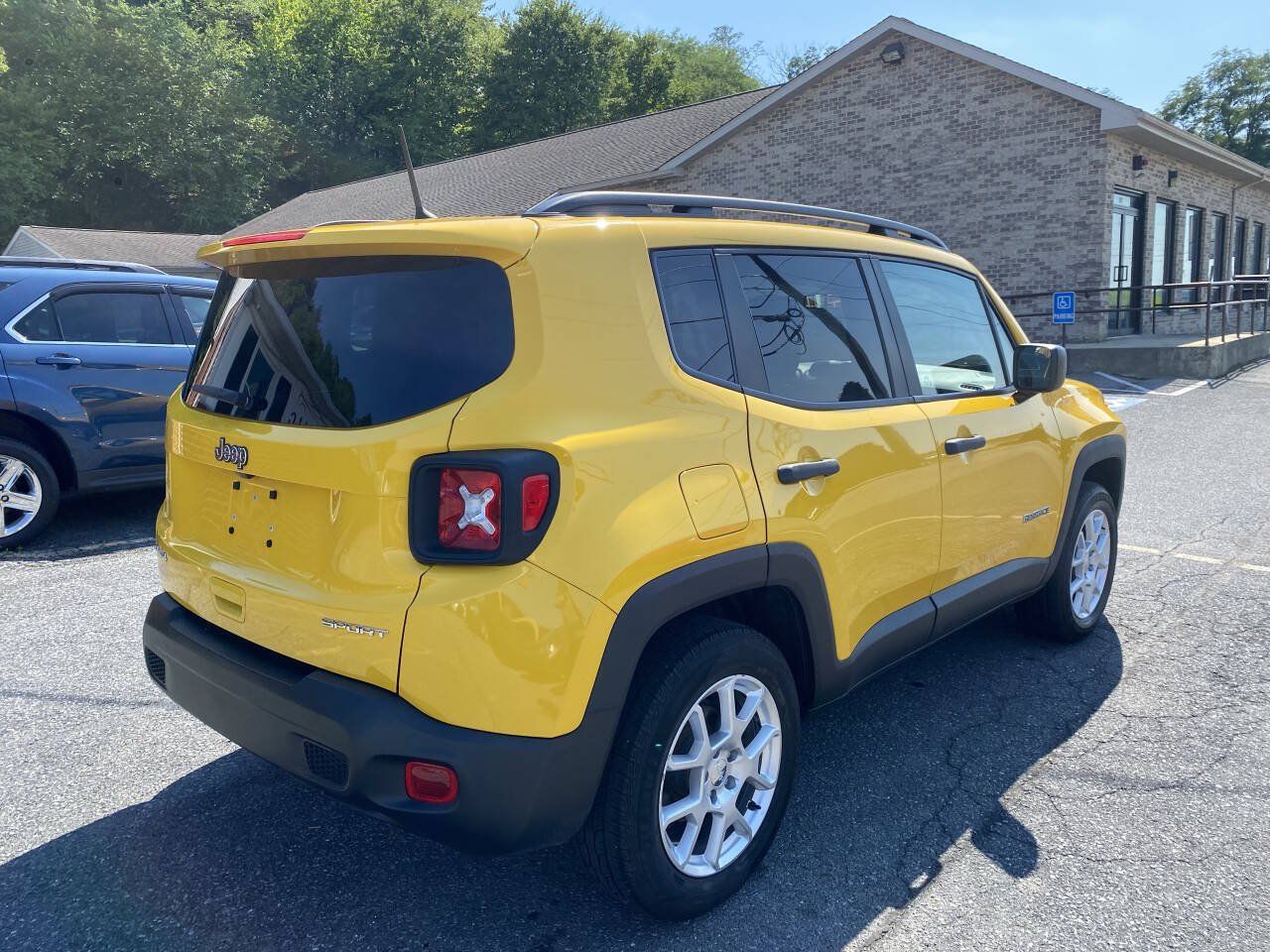 Used 2019 Jeep Renegade Sport w/ Sport Appearance Group AWD/4WD image 5