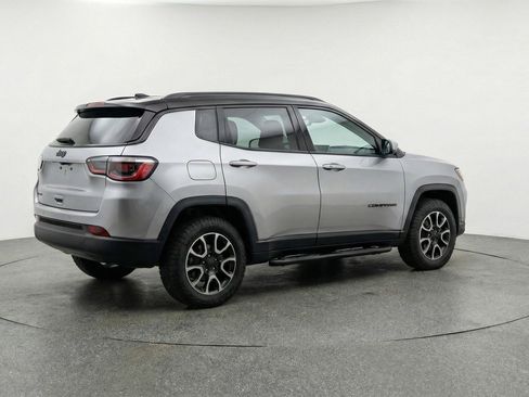 Used 2025 Jeep Compass Trailhawk AWD/4WD image 9