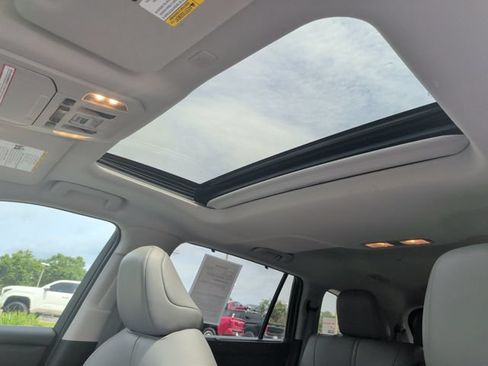 Used 2022 Toyota Highlander XLE FWD image 28