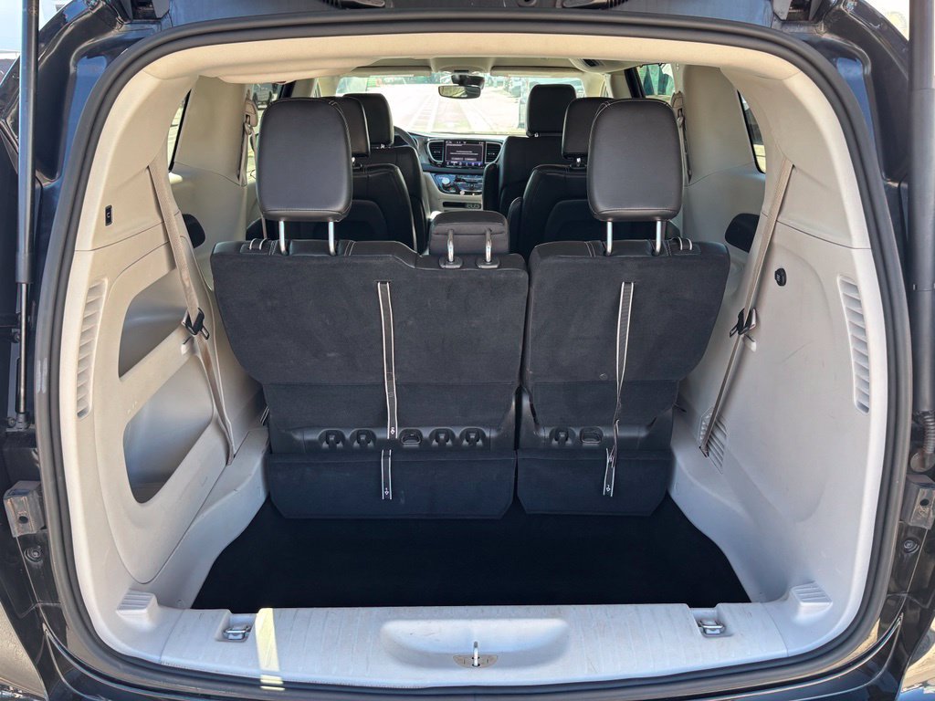 Used 2023 Chrysler Pacifica Touring-L FWD image 15