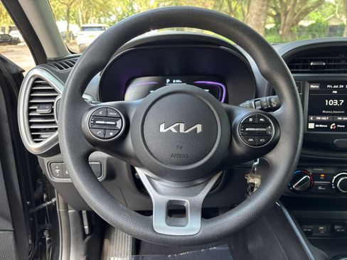 Used 2025 Kia Soul LX w/ LX Technology Package FWD image 25