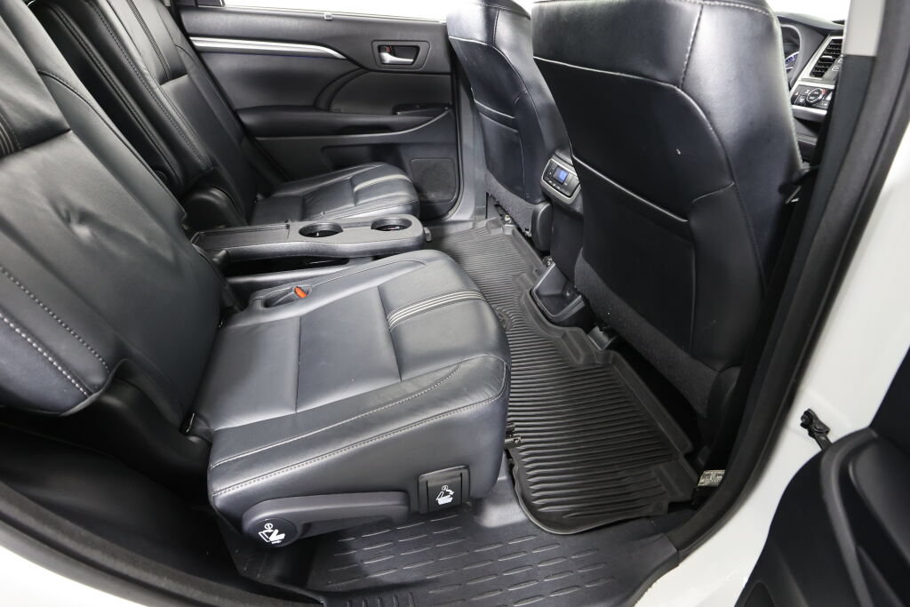 Used 2017 Toyota Highlander SE AWD/4WD image 24