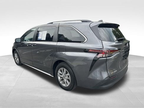 Used 2025 Toyota Sienna LE AWD/4WD image 5