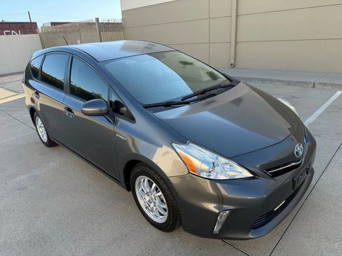 Used 2014 Toyota Prius V Five image 5
