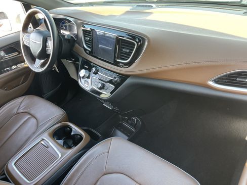 Used 2020 Chrysler Pacifica Limited w/ Advanced Safetytec Group FWD image 11