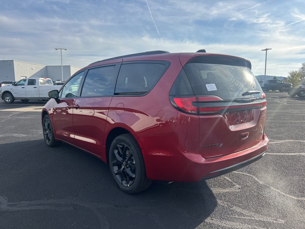 New 2026 Chrysler Pacifica Limited w/ S Appearance Package AWD/4WD image 5