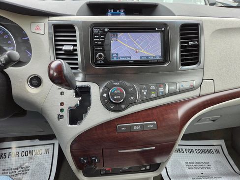 Used 2014 Toyota Sienna XLE w/ Entertainment Package FWD image 18