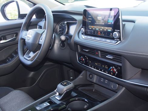 Used 2026 Nissan Rogue SV image 10