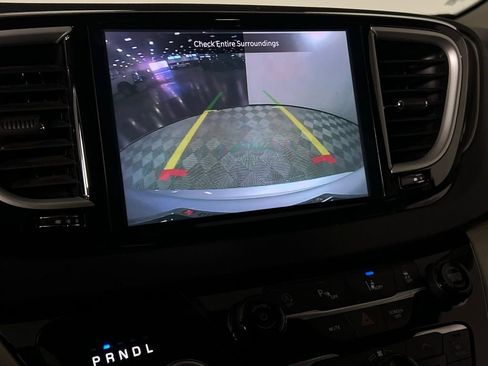 Used 2024 Chrysler Pacifica Touring-L image 17