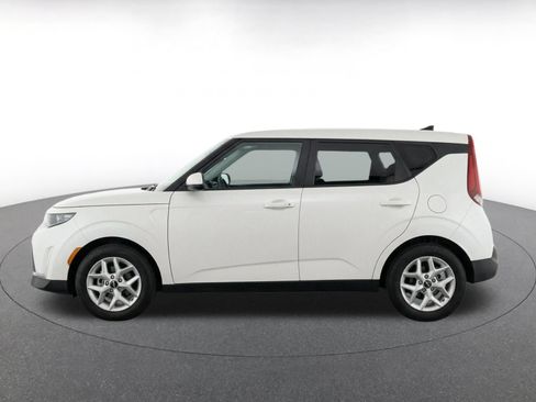Used 2025 Kia Soul LX w/ LX Technology Package FWD image 4
