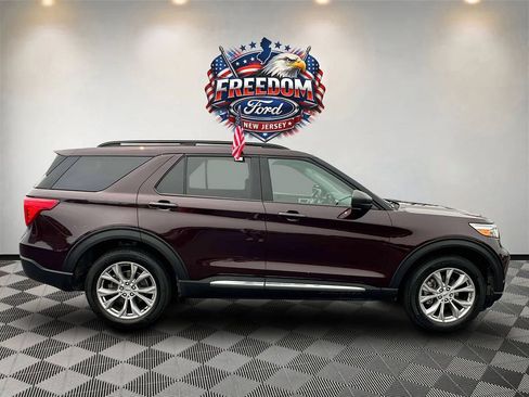 Used 2023 Ford Explorer XLT w/ Equipment Group 202A AWD/4WD image 4